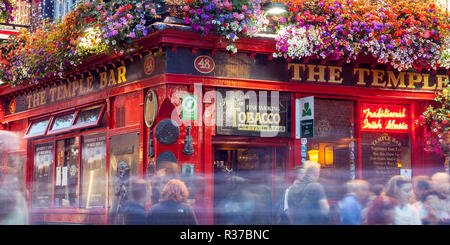 Dublin, Irland - 05. Juli 2018: Croud von Menschen an der Temple Bar, einen traditionellen Pub in der Temple Bar Stockfoto