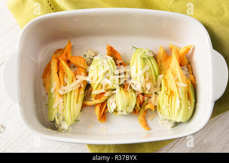 Zucchini oder Zucchini Blüten in einer Kasserolle auf eine grüne Serviette gefüllt, das Kochen einer mediterranen Vorspeisen, hohe Winkel, Ansicht von oben Stockfoto