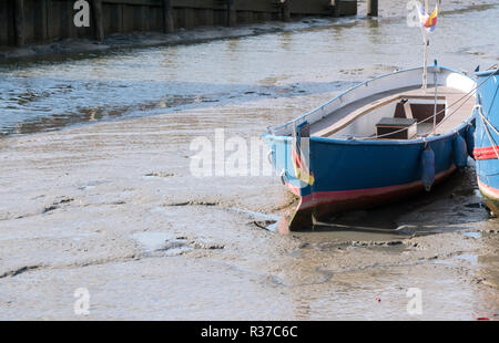Holz- Boot auf das Watt im Hafen von Husum bei Ebbe, Kopieren, ausgewählten Schwerpunkt Litze Stockfoto