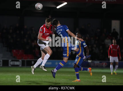 Der Salford City Adam Rooney Kerben erste Ziel seiner Seite des Spiels während der Emirate FA Cup, erste Runde replay Match auf der Halbinsel Stadium, Salford. Stockfoto