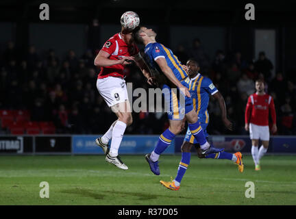 Der Salford City Adam Rooney Kerben erste Ziel seiner Seite des Spiels während der Emirate FA Cup, erste Runde replay Match auf der Halbinsel Stadium, Salford. Stockfoto