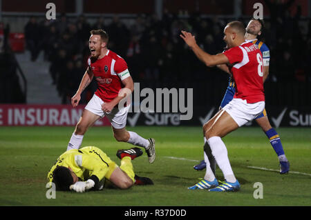 Der Salford City Adam Rooney feiert ersten Ziel seiner Seite des Spiels zählen während der Emirates FA Cup, erste Runde replay Match auf der Halbinsel Stadium, Salford. Stockfoto