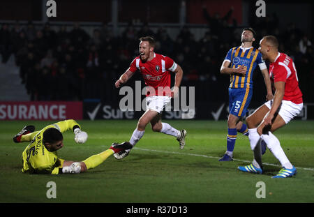 Der Salford City Adam Rooney feiert ersten Ziel seiner Seite des Spiels zählen während der Emirates FA Cup, erste Runde replay Match auf der Halbinsel Stadium, Salford. Stockfoto