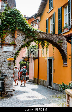 Straße mit Bögen im Zentrum von Varenna, Provinz von Lecco, Lombardei, Italien, Europa Stockfoto