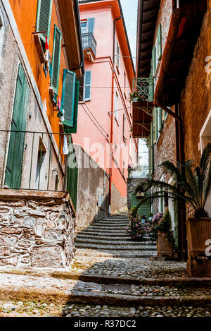 Die schmale und steile Straße des Dorfes. Varenna, Provinz von Lecco, Lombardei, Italien, Europa Stockfoto
