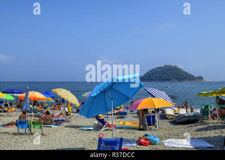 Alassio, Ligurien, Italien. Juli 2018. Die Insel Gallinara ist ein Wahrzeichen an den Stränden rund um Albenga. Seine unverwechselbare Form erinnert an eine große Stockfoto