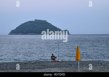 Alassio, Ligurien, Italien. Juli 2018. Die Insel Gallinara ist ein Wahrzeichen an den Stränden rund um Albenga. Seine unverwechselbare Form erinnert an eine große Stockfoto