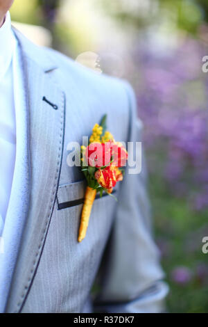 Wundervolle Hochzeit Anstecker auf ein Kostüm der Bräutigam von der schönen bunten Blumen. Schönes Bokeh im Hintergrund. Stockfoto