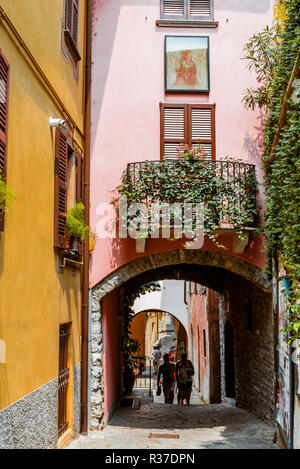 Straße mit Bögen im Zentrum von Varenna, Provinz von Lecco, Lombardei, Italien, Europa Stockfoto