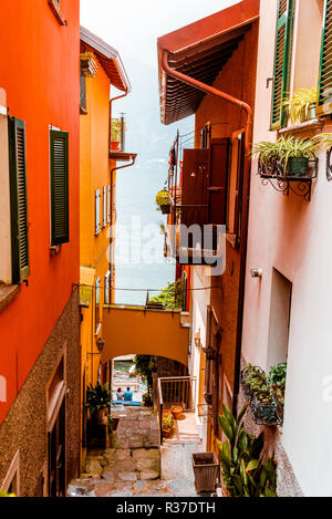 Die schmale und steile Straße des Dorfes. Varenna, Provinz von Lecco, Lombardei, Italien, Europa Stockfoto