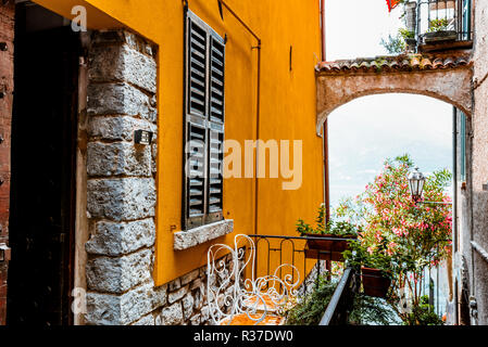 Straße mit Bögen im Zentrum von Varenna, Provinz von Lecco, Lombardei, Italien, Europa Stockfoto