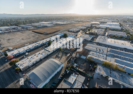 Am späten Nachmittag Luftaufnahme von industriellen Gebäuden in der Nähe von Burbank Airport in Südkalifornien. Stockfoto