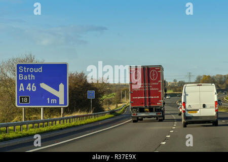 In der Nähe von Bath, ENGLAND - NOVEMBER 2018: großes Schild auf der Autobahn M4 in der Nähe einer Badewanne, einer Kreuzung vor. Stockfoto