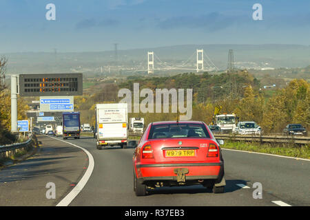 In der Nähe von Bristol, England - NOVEMBER 2018: Verkehr auf der Autobahn M4 in der Nähe von Bristol in Richtung Westen nach Wales. In der Ferne ist der ursprüngliche Severn Bridge. Stockfoto