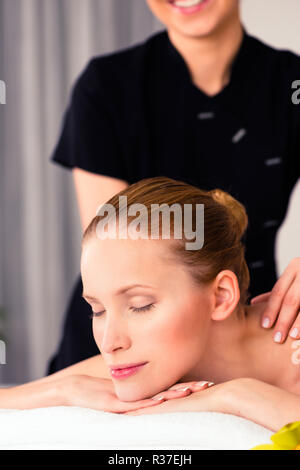 Frau an Massage im Spa Spa Stockfoto