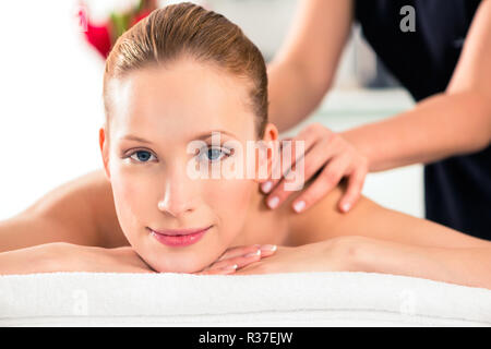 Frau an Massage im Spa Spa Stockfoto