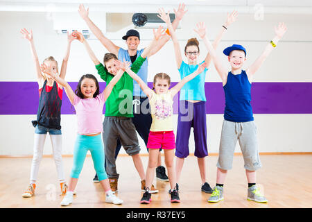 Tanz Lehrer sind Kinder tanzen Zumba Fitness im Tanz Studio Stockfoto