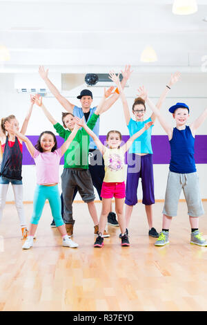 Tanz Lehrer gibt Kinder tanzen Zumba Fitness im Tanz Studio Stockfoto