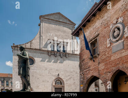 Die Statue von Julius Caesar im Largo Boiani in Cividale del Friuli, Udine, Friaul-Julisch Venetien, Italien Stockfoto