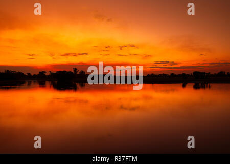 Sonnenuntergang am Gelben Wasser im Kakadu Nationalpark. Stockfoto