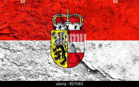 Flagge von Salzburg in der Nähe auf einen Riss in der Wand, Konzept der bewaffneten Aktionen und Konflikte in der Welt lackiert Stockfoto