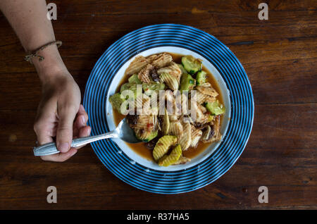 RUJAK - Frau essen traditionelle Obst und Gemüse Salat Teller in Indonesien, einerseits mit Löffel. Stockfoto