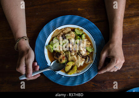 RUJAK - Frau essen traditionelle Obst und Gemüse Salat Teller in Indonesien. Stockfoto