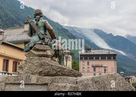 Dr. Michel Paccard in Chamonix geboren, war Arzt und Bergsteiger. Diese Statue feiert seine Besteigung des Mont Blanc mit seinen Partner Jaque Balmat Stockfoto