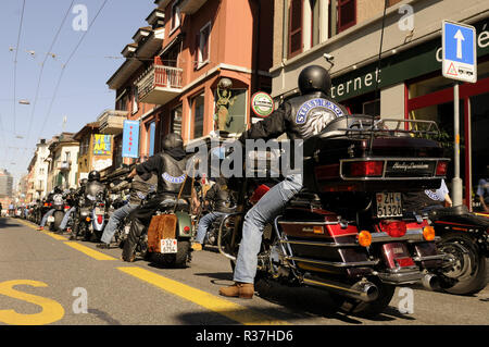 Schweiz: Hells Angels mit Ihrer Harley Davisdson Motorräder fahren durch Longstreet der Stadt Zürich. Stockfoto