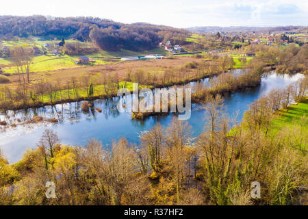 Kroatien, mreznica River von Luft, Panoramablick auf perna Dorf und Wasserfälle im Herbst Stockfoto