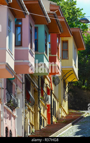 Bunte Häuser in der Altstadt von Istanbul. Stockfoto