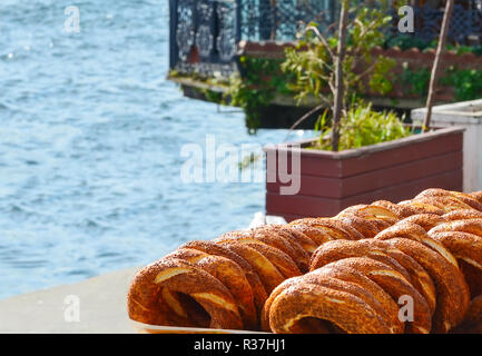 Ein Lebensmittel stehen mit einem traditionellen Türkischen Bagels - simits - direkt am Wasser. Stockfoto