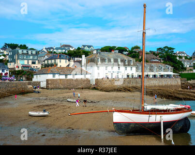 Ein Falmouth Arbeiten Boot vor der Idle Rocks Hotel hochgezogen am Ufer in St Mawes, Roseland Halbinsel, Cornwall, South West England, Großbritannien Stockfoto