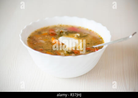 Gemüsesuppe mit Fleischbällchen und den Pfeffer in eine Platte auf dem Tisch Stockfoto