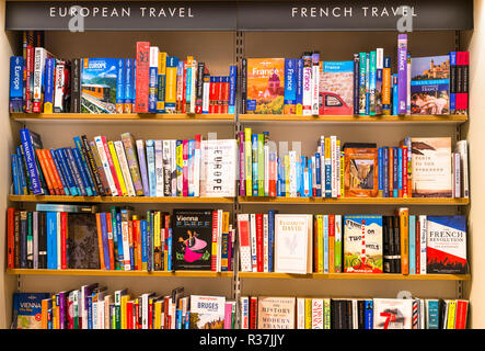 Reiseführer Buch auf Verkäufe in den Regalen der lokalen Buchhandlung in Cambridge, England, Großbritannien Stockfoto