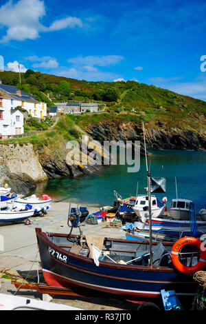 Fischerboote gefesselt auf der Helling in Eglinton ein kleines Fischerdorf und Ferienort auf der Roseland Halbinsel, Cornwall, England, Großbritannien Stockfoto