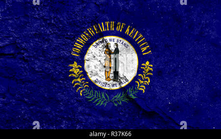 Flaggenstaat von Kentucky schließen bis auf einen Riss in der Wand, Konzept der bewaffneten Aktionen und Konflikte in der Welt lackiert Stockfoto