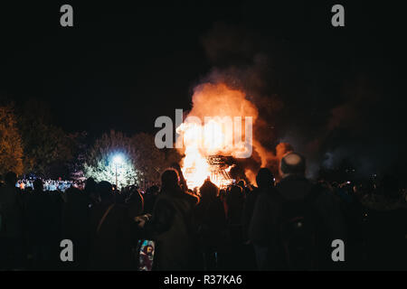 London, Großbritannien - 3. November 2018: Leute beobachten das Lagerfeuer an Guy Fawkes Nacht jährliche Feier im Alexandra Palace, London. Stockfoto