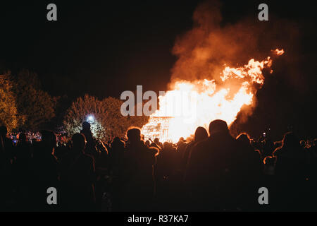 London, Großbritannien - 3. November 2018: Leute beobachten das Lagerfeuer an Guy Fawkes Nacht jährliche Feier im Alexandra Palace, London. Stockfoto