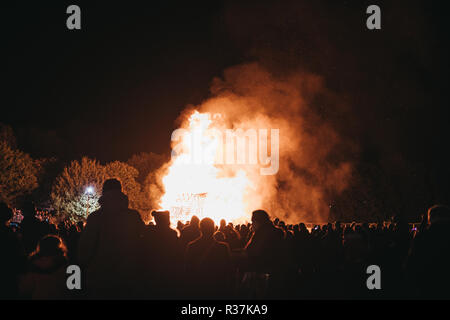 London, Großbritannien - 3. November 2018: Leute beobachten das Lagerfeuer an Guy Fawkes Nacht jährliche Feier im Alexandra Palace, London. Stockfoto