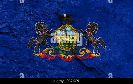 Flaggenstaat von Pennsylvania in der Nähe auf einen Riss in der Wand, Konzept der bewaffneten Aktionen und Konflikte in der Welt lackiert Stockfoto
