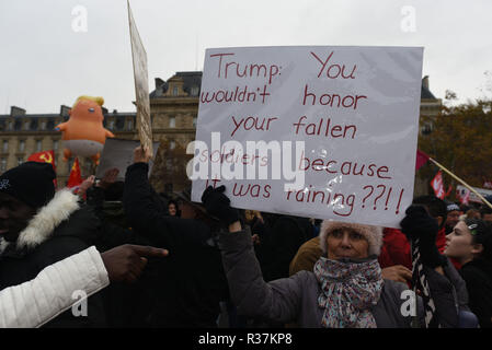 November 11, 2018 - Paris, Frankreich: US-Bürger Nancy Kissock hält ein Plakat Kritik an Donald Trump für die Stornierung ein Besuch in einem amerikanischen Soldatenfriedhof bei einer Anti-Trumpf-Protest in Place de la Republique. Der amerikanische Präsident nach Paris kam der Waffenstillstand des Ersten Weltkriegs zu besuchen. Contre la Venue du President americain Donald Trump aux Gedenkfeiern de l'Armistice qui a mis Fin a la première Guerre mondiale Manifestation. Cette manifestante tient une pancarte critiquant l'Storno d'une visite de Trump dans un cimetiere Americain pour de Mauvais temp verursachen Stockfoto