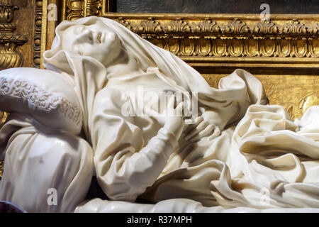 Gian Lorenzo Berninis Statue "Selig Ludovica Albertoni" in der Paluzzi-Albertoni Kapelle in der Kirche von San Francesco a Ripa - Rom, Italien Stockfoto