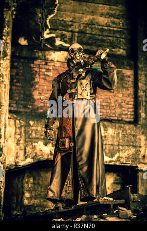 Steampunk Mann steht Guard Stockfoto