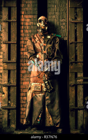 Steampunk Mann steht Guard Stockfoto