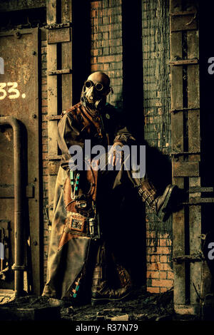 Steampunk Mann steht Guard Stockfoto