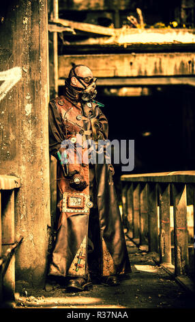 Steampunk Mann steht Guard Stockfoto