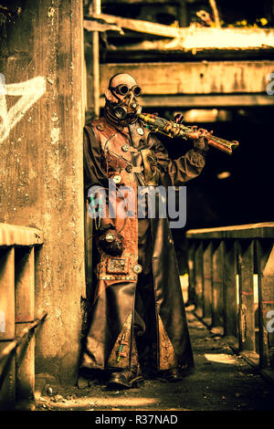 Steampunk Mann steht Guard Stockfoto