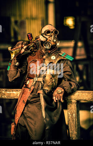 Steampunk Mann steht Guard Stockfoto