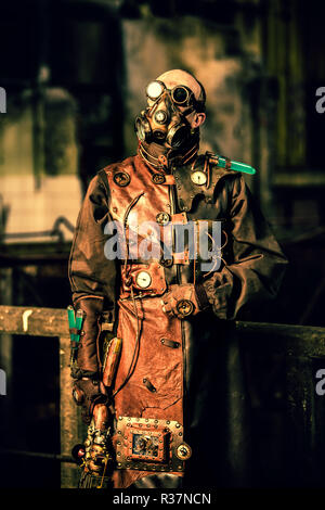 Steampunk Mann steht Guard Stockfoto